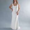 Modele porte une robe de mariée en dentelle guipure, décolleté carré