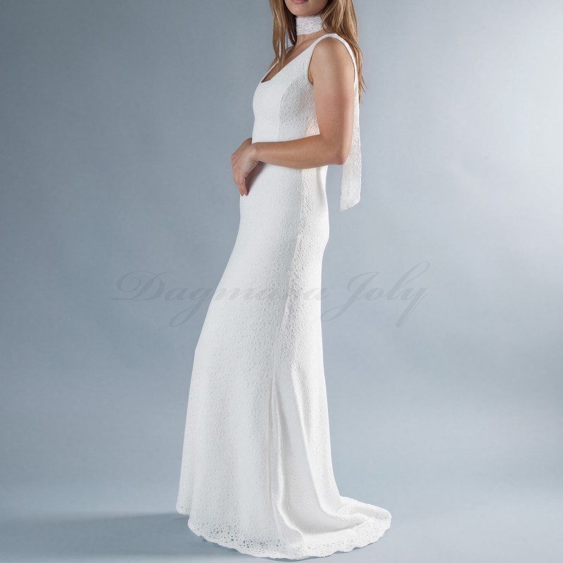 Modele porte une robe de mariée en dentelle guipure, dos en V