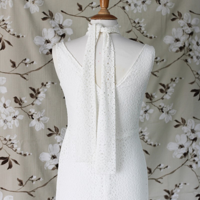 Zoom sur dos en V sur la robe de mariée en dentelle