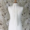 Zoom sur dos en V sur la robe de mariée en dentelle