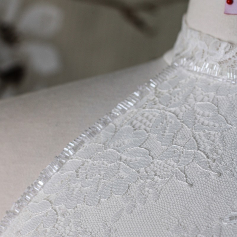Zoom sur le tissu et ornement faites main