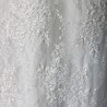 Zoom sur les détails de la robe de mariée en dentelle chantilly ornée à la main