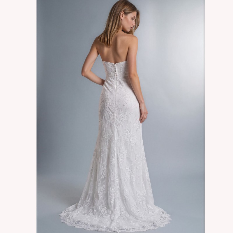 Vue sur le dos de la robe de mariée en dentelle chantilly, dos nu avec petit train