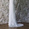 Zoom sur dos et le train de la robe de mariée en dentelle chantilly