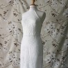 Zoom sur les détails de la robe de mariée en dentelle chantilly col halter