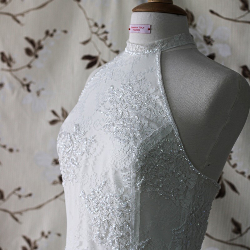 Zoom sur les col halter de la robe de mariée en dentelle chantilly