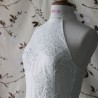 Zoom sur les col halter de la robe de mariée en dentelle chantilly