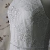 Zoom sur les détails de la robe de mariée en dentelle chantilly dos nu
