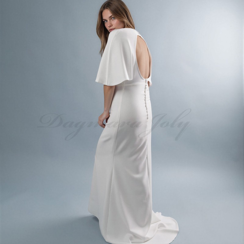 Mariée portant une robe de mariage minimaliste faite main en France