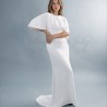 Vue devant d’une robe de mariée sur mesure en crêpe fluide à la silhouette allongée