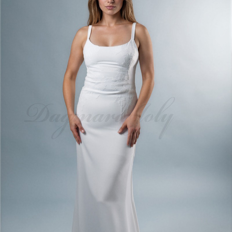 Vue devant d’une robe de mariée sur mesure en crêpe fluide à la silhouette allongée