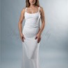 Vue devant d’une robe de mariée sur mesure en crêpe fluide à la silhouette allongée