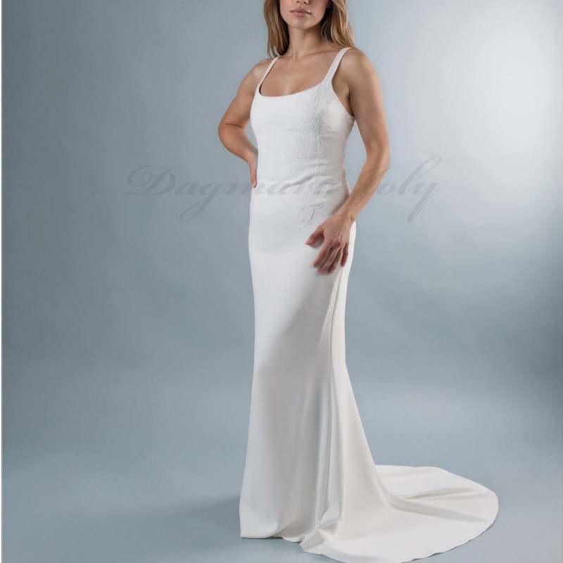 Vue de devant d’une robe de mariée sur mesure en crêpe fluide à la silhouette allongée