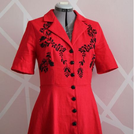 Robe chemise en lin rouge , manches courtes, mi longue, boutonnée devant, faite en France