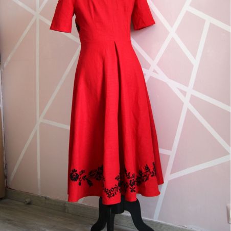 Robe chemise en lin rouge , manches courtes, mi longue, boutonnée devant, faite en France