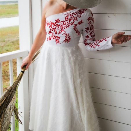 Robe de mariée à épaule dénudée coupe mi-longue.