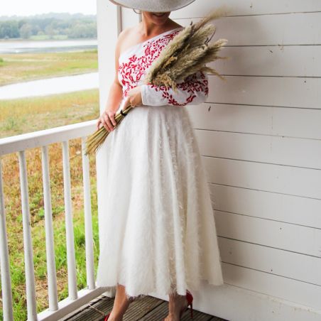 Robe de mariée ou soirée blanche, brodée à la main,  épaule dénudée, mi longue.