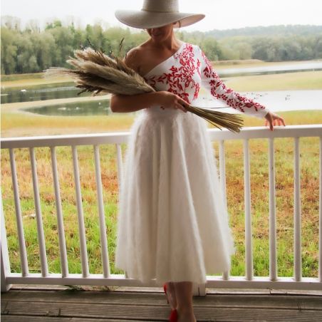 Robe de mariée ou soirée blanche, brodée à la main,  épaule dénudée, mi longue.