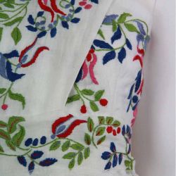 Détail du la broderie sur lin devant
