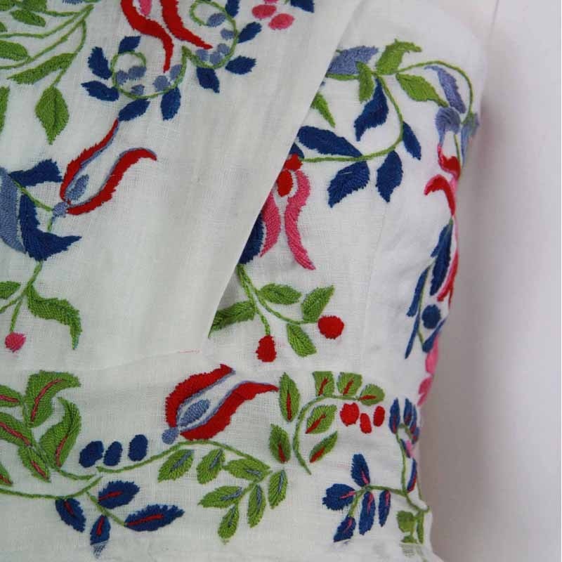 Détail du la broderie sur lin devant