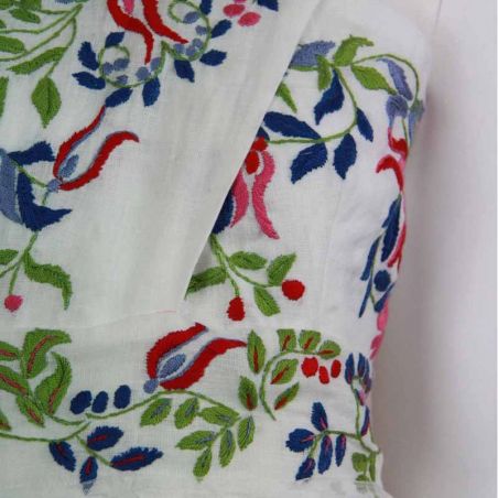 Zoom on hand embroidery on this wedding dress with color