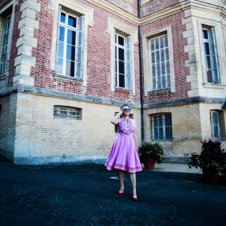 Robe femme en lin violet brodée à la main dos ouvert