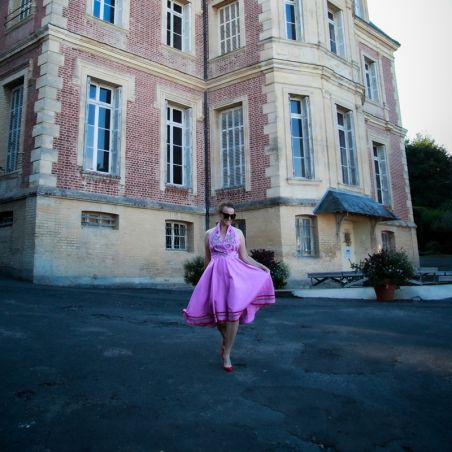 Robe femme en lin violet brodée à la main dos ouvert