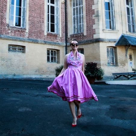 Robe femme en lin violet brodée à la main dos ouvert