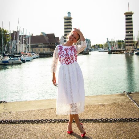 Robe unique brodée à la main portée pour événement élégant