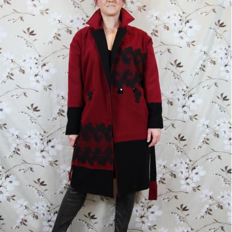 Oversized long warm winter coat in a red wool, with belt, pockets and tailored collar
