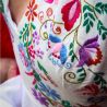 Zoom sur la broderie florale de la robe dos nu