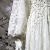 Robe de mariée mi longue ivoire avec encolure carrée, dos ouvert et manches ballons