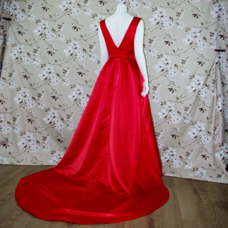 Robe longue rouge avec traine et fente devant, sans manches, ornée avec de broderie et perle