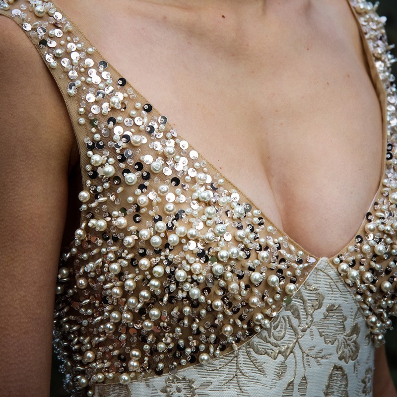 Gros plan sur les perles et sequins appliqués sur tissu jacquard