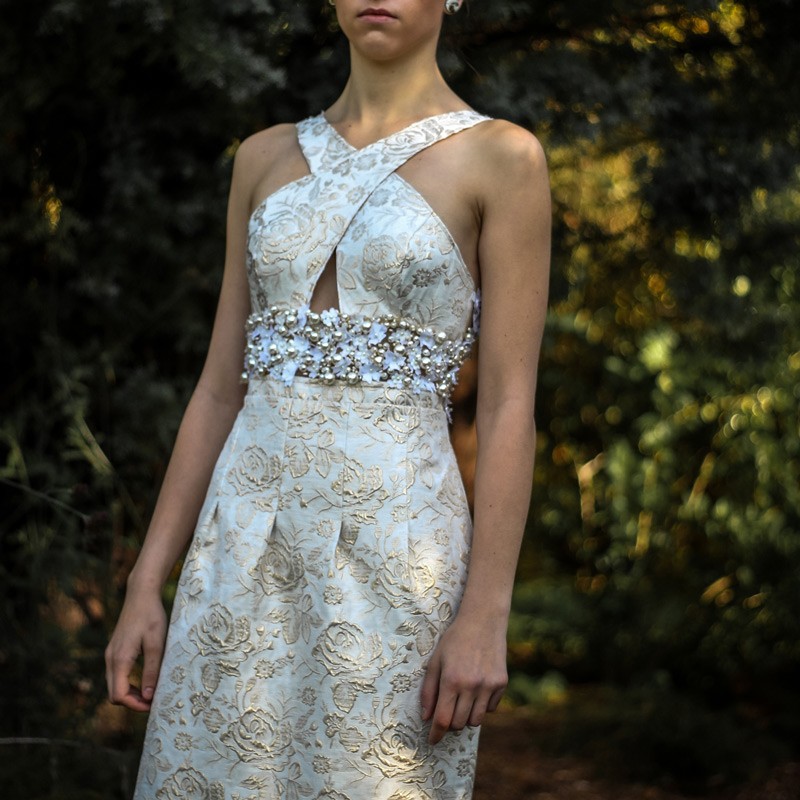 Vue de face de la robe courte brodée à la main avec lignes épurées et coupe élégante.