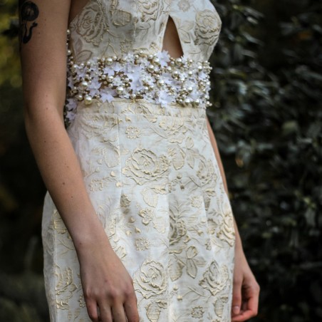 Zoom sur les perles et broderies, montrant l’artisanat.