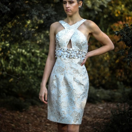 Vue de face de la robe courte brodée à la main