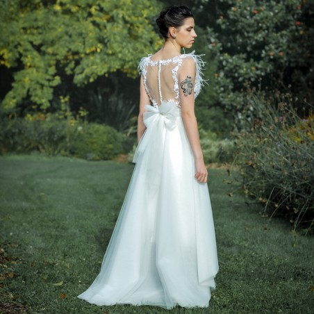 Robe de mariée droite ornée des perles, sans manches, boutonnée dans le dos