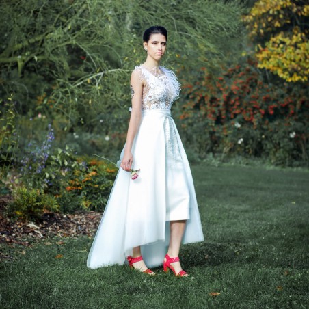 Robe de mariée droite ornée des perles, sans manches, boutonnée dans le dos