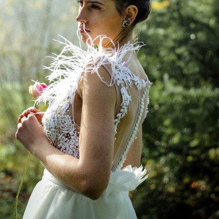 Robe de mariée droite ornée des perles, sans manches, boutonnée dans le dos