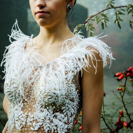 Robe de mariée droite ornée des perles, sans manches, boutonnée dans le dos