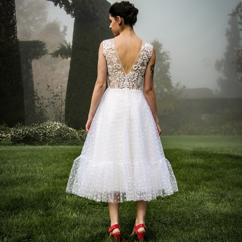 Vue de dos de la robe, montrant la broderie artisanale et le dos en V