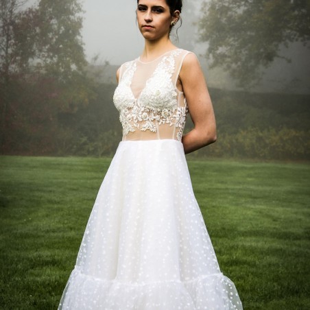 Robe de mariée en tulle sans manches, dos en V, ornée des perles et broderie faite main