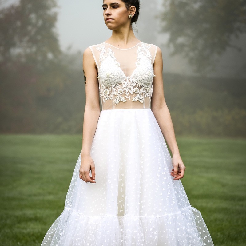 Vue de face de la robe de mariée midi en tulle avec fleurs brodées à la main.