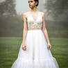 Vue de face de la robe de mariée midi en tulle avec fleurs brodées à la main.