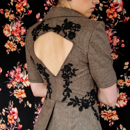 Veste de soirée chic à dos ouvert, en tweed brillant luxueux, avec détails artisanaux uniques.