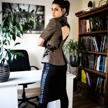 Veste de soirée élégante à basque courte et dos ouvert, avec texture luxueuse, idéale pour les occasions formelles.