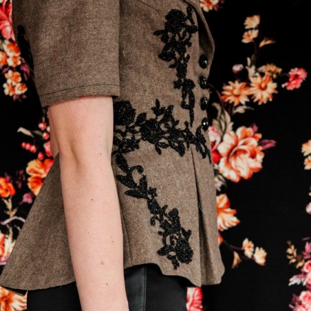 Veste courte de soirée de créateur avec scintillement glamour, silhouette à basque et ornements artisanaux uniques.