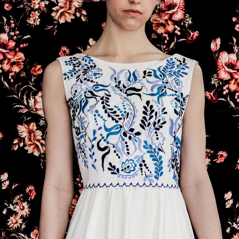 Robe en lin mariage longue sans manches brodée à la main, fabrication francaise