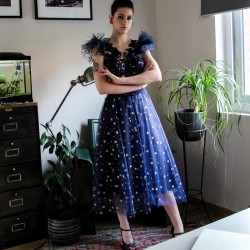 Robe en tulle et en dentelle bleue marine sans manches